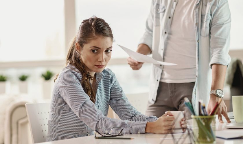 Factores de riesgo de la depresión postvacacional Factores de riesgo de la depresión postvacacional: mujer triste en el trabajo.