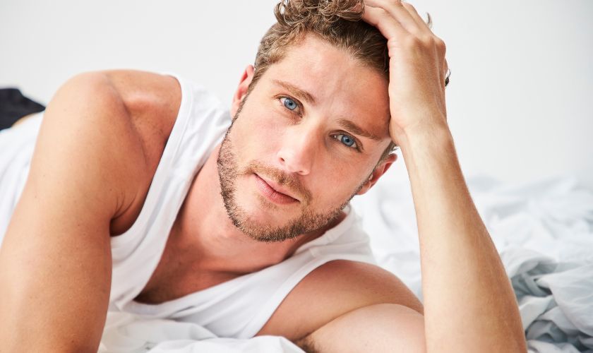 Diferencias entre tener una libido alta y la adicción al sexo Diferencias entre tener una libido alta y la adicción al sexo: hombre pensativo en la cama.