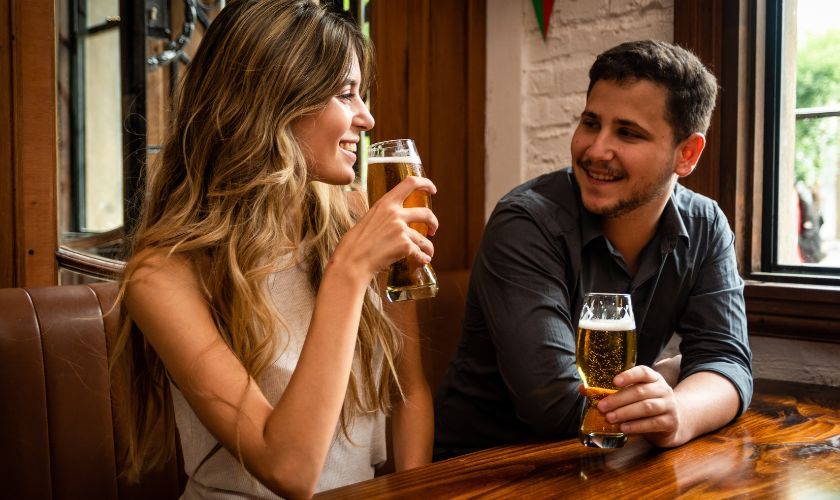 Persona recuriendo al alcohol para relajarse después de un día estresante Persona recuriendo al alcohol para relajarse después de un día estresante